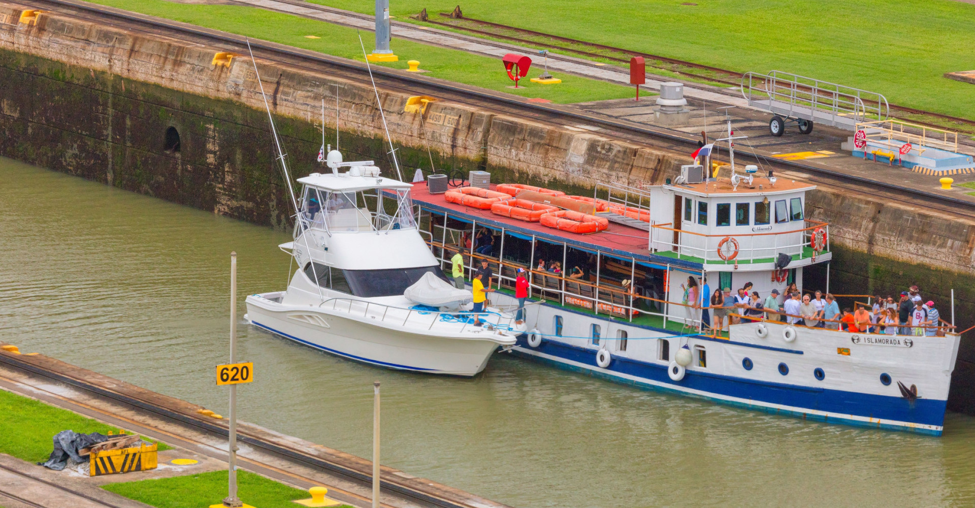 boat-canal-panama
