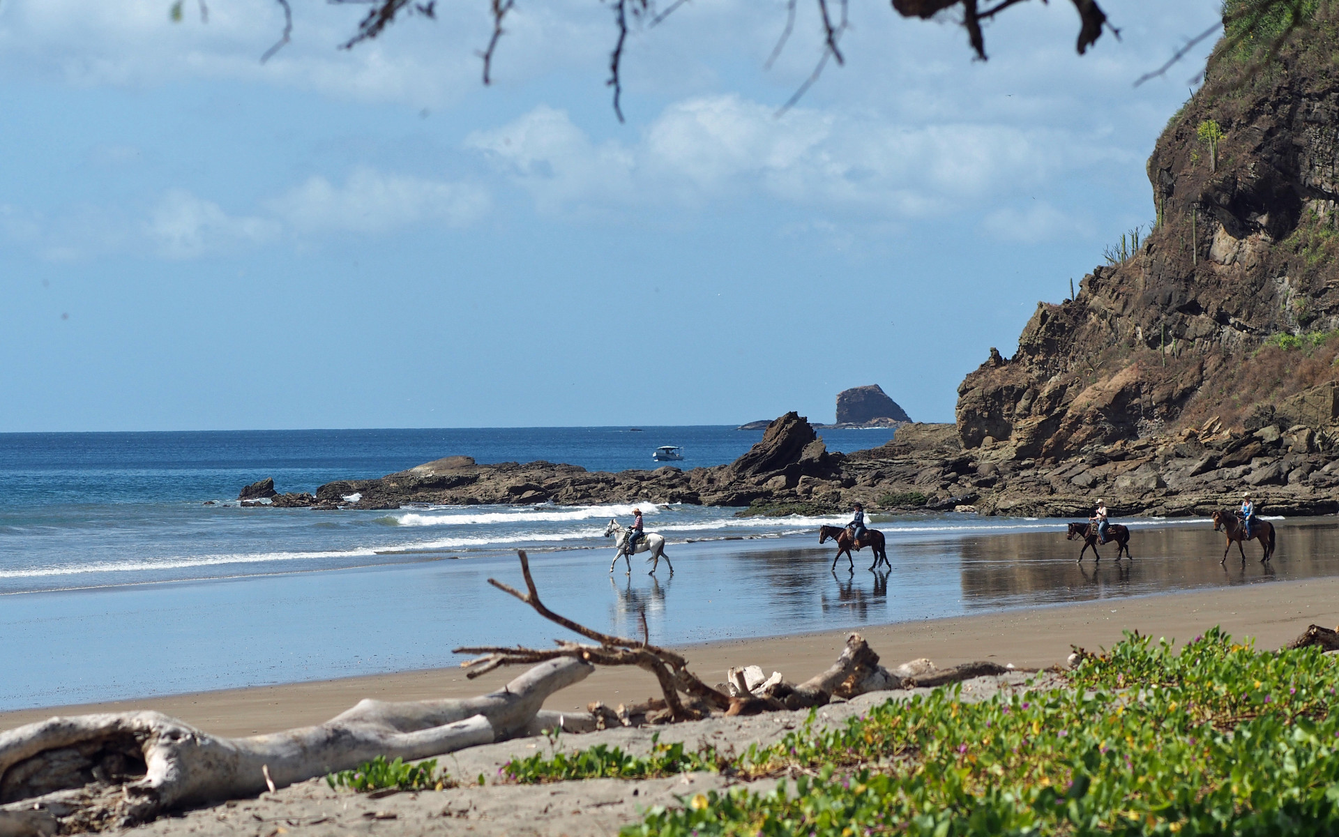 2-horse-riding-beach